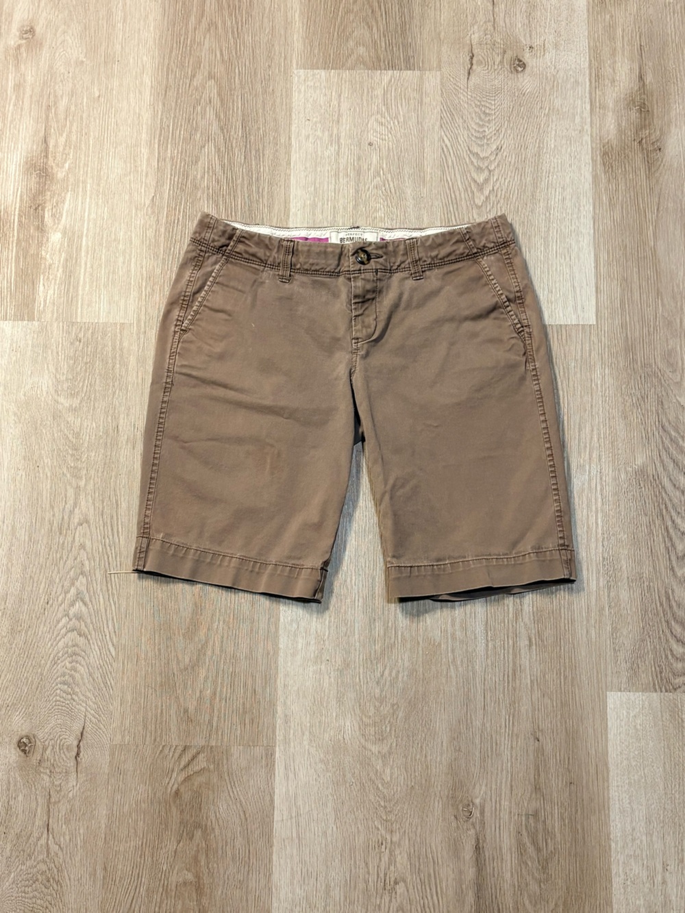 Vintage Old Navy Low Rise Bermuda Shorts Women’s Size 4 Khaki Tan Y2K Summer